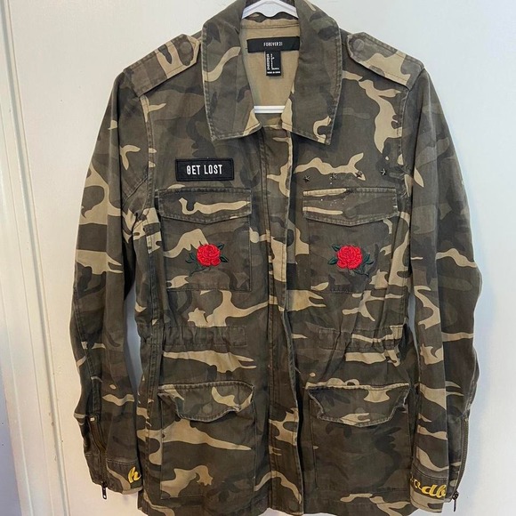 Forever 21 Jackets & Blazers - Forever 21 Camo Jacket w Rose Embroidery Size Small